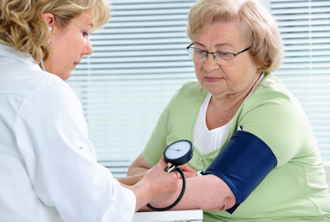 يتم قياس ضغط دم المرأة