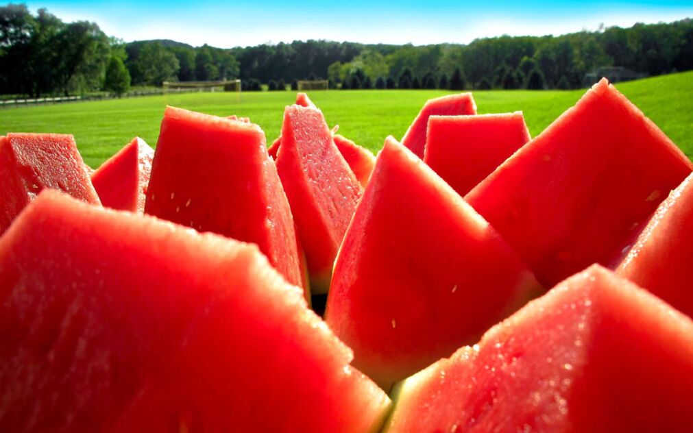 تساعد شرائح البطيخ العصير على إزالة السموم من الجسم
