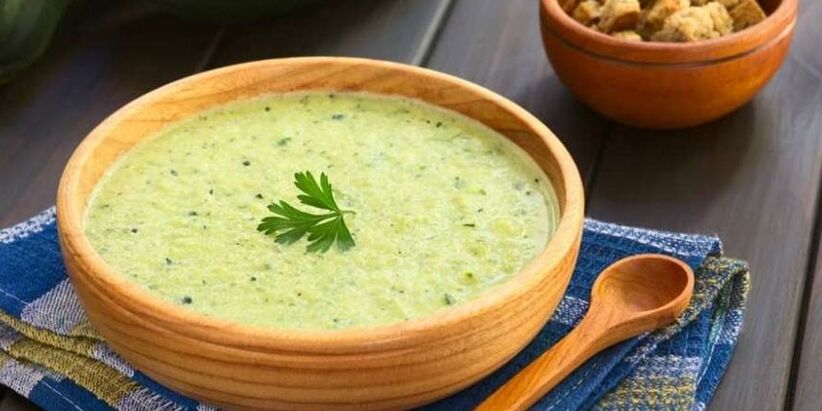 حساء هريس الملفوف والكوسا هو طبق صديق للمعدة في قائمة النظام الغذائي المضاد للحساسية