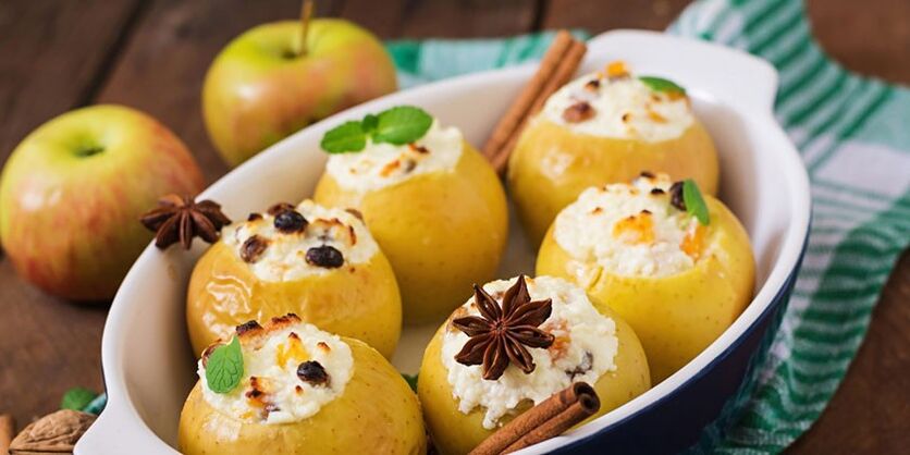حلوى مثالية لنظام غذائي مضاد للحساسية - التفاح المخبوز مع الجبن القريش